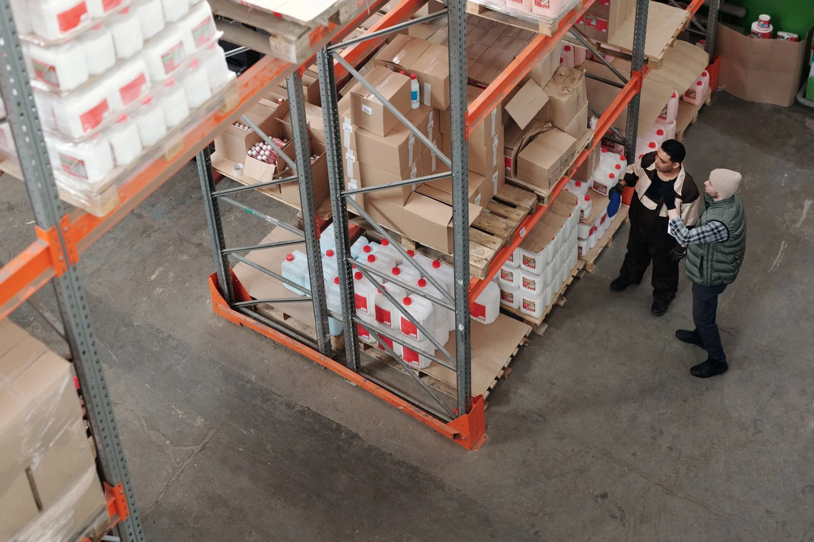 Boîtes de compléments alimentaires alignées sur une palette de grossiste
