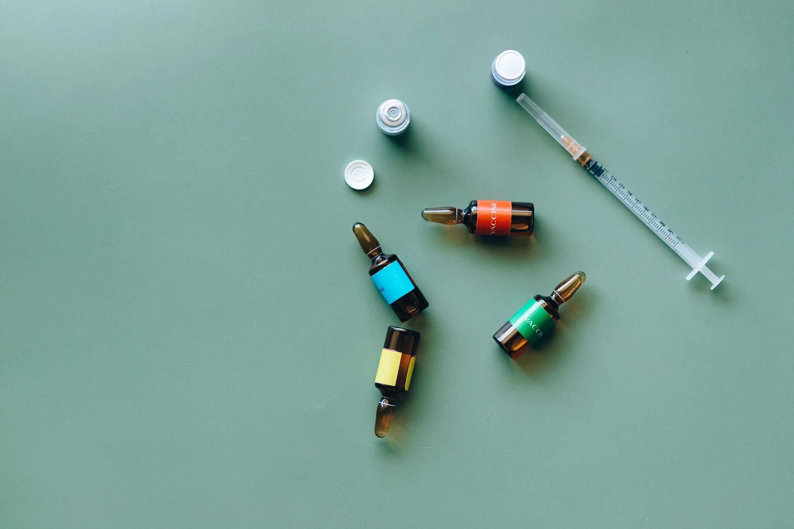 Ampoules de propolis alignées sur un comptoir de pharmacie